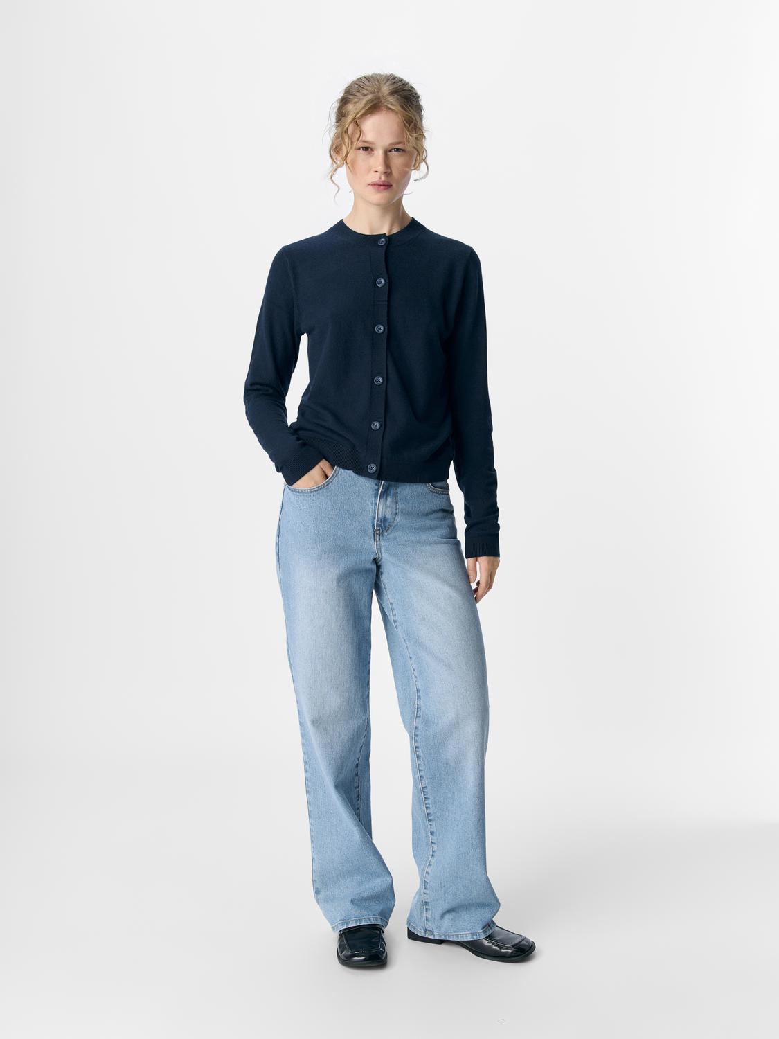 model_shot-front_full